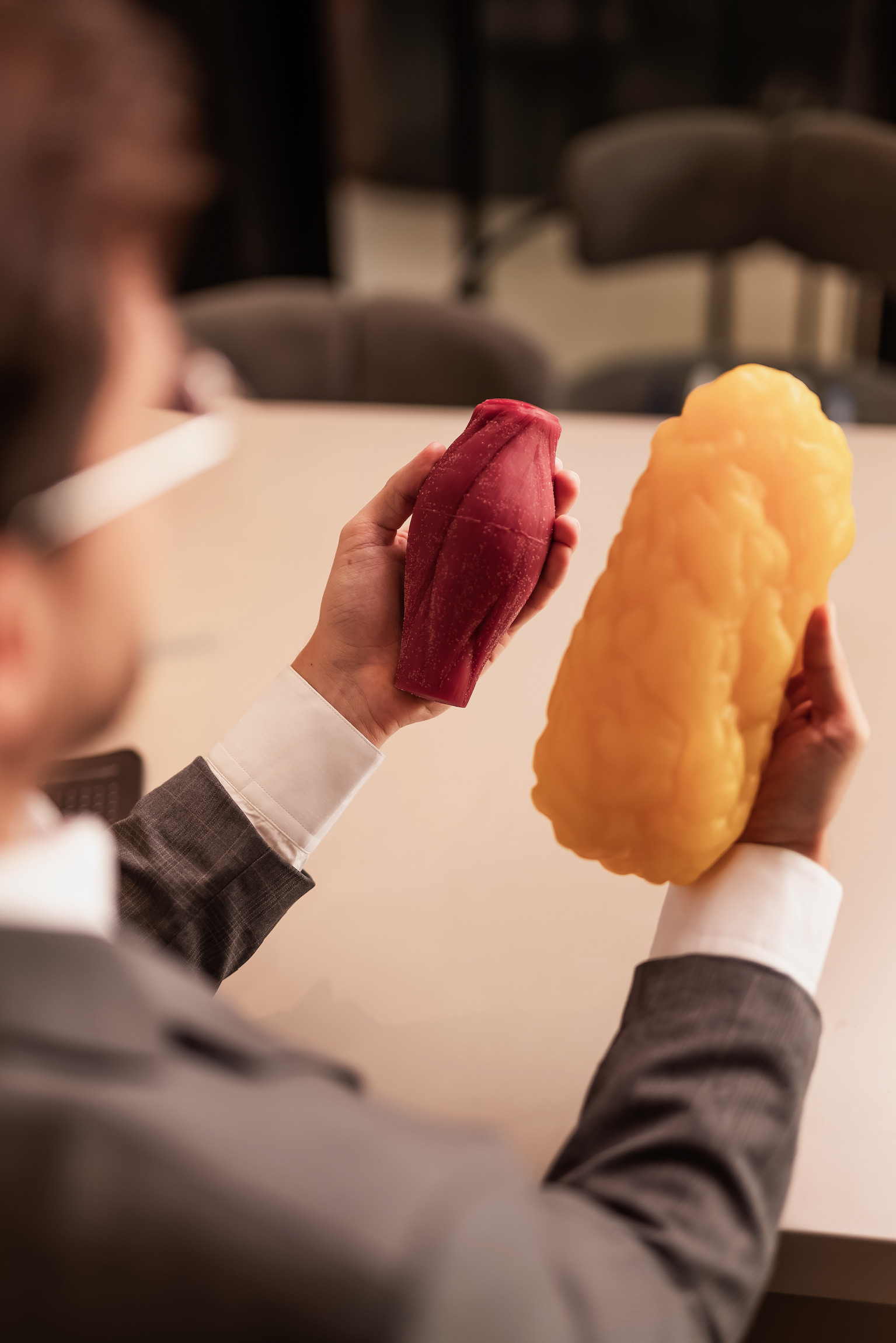 Modelo de gordura e músculo com a frase: o número é o mesmo, o resultado, não!